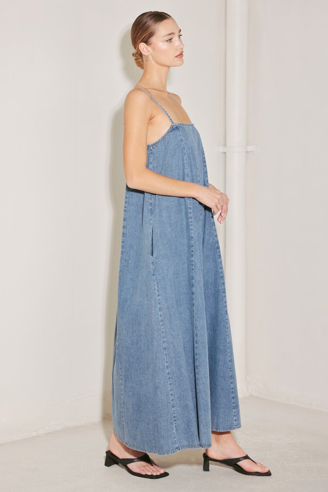 INDIGO WEEKEND THEORY DENIM MIDI DRESS